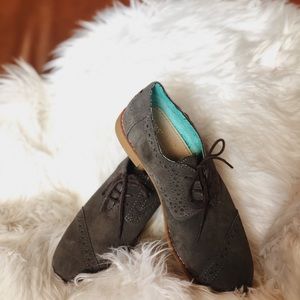 ✨ TOMS Women's Gray Suede Oxfords Brogue Cap Toe ✨